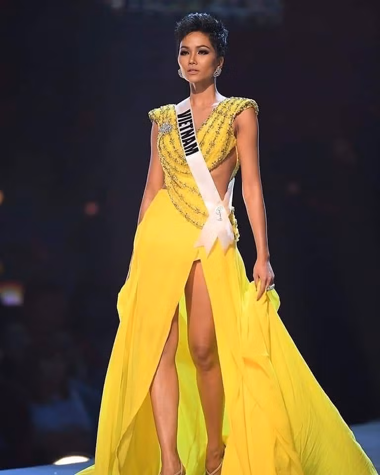 Hoa hậu H'Hen Niê tại cuộc thi Miss Universe 2018. Hoa hậu H'Hen Niê tại cuộc thi Miss Universe 2018.