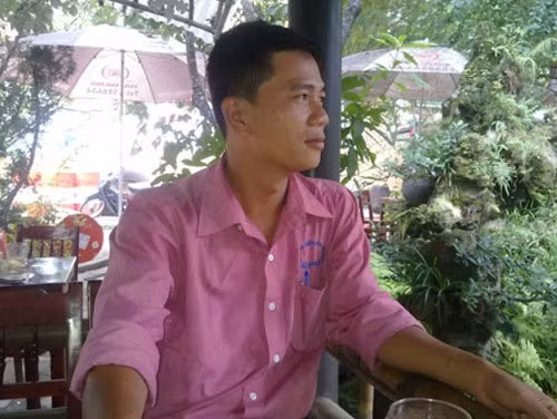 Anh Nguyễn Duy Bảo Châu kể lại câu chuyện cho chúng tôi nghe. Anh Nguyễn Duy Bảo Châu kể lại câu chuyện cho chúng tôi nghe. Bài viết: http://news.zing.vn/Chang-trai-to-chuc-dam-cuoi-du-nguoi-yeu-sap-mat-post356327.html#home_cate.tinchinh Nguồn Zing News