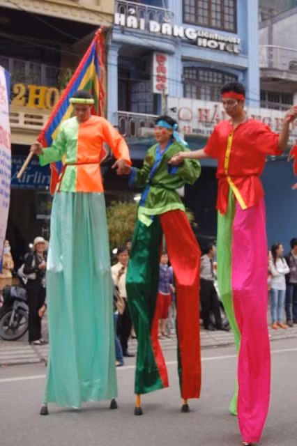 Đội cà kheo lênh khênh gây chú ý với trang phục sặc sỡ 