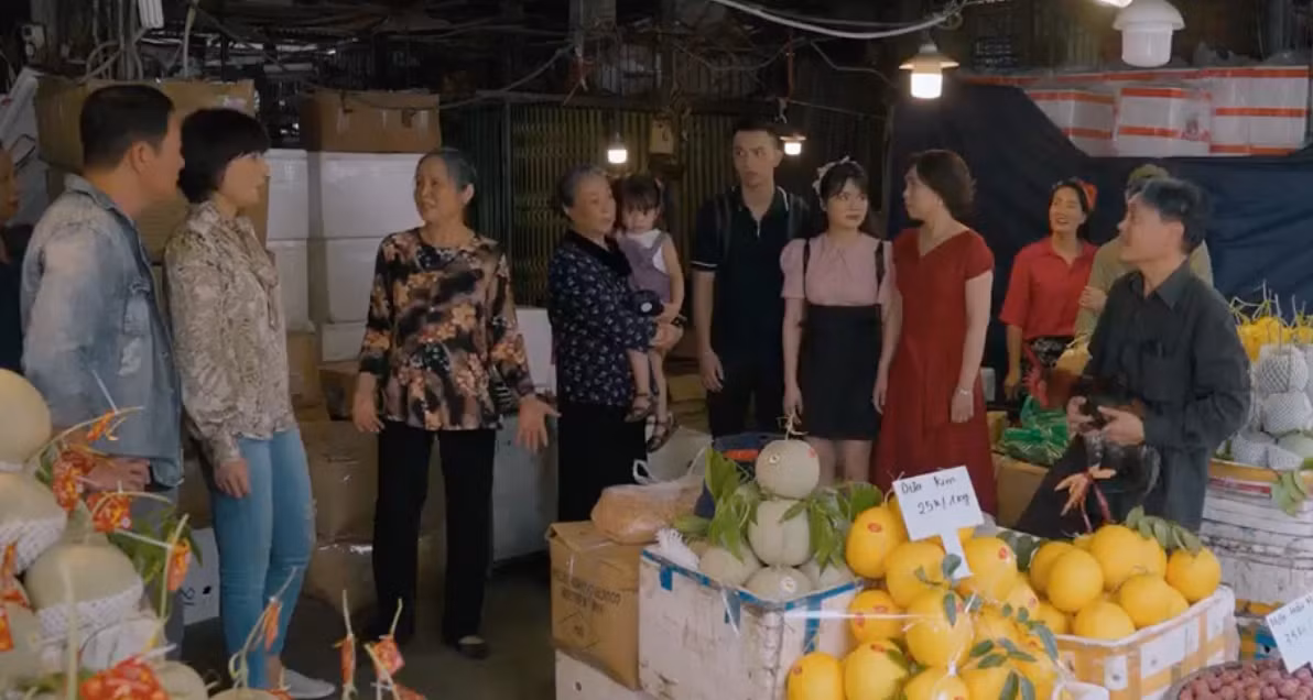 Luyến (Thanh Hương) mở được một quầy bán hoa quả ở chợ. Ảnh: CMH.