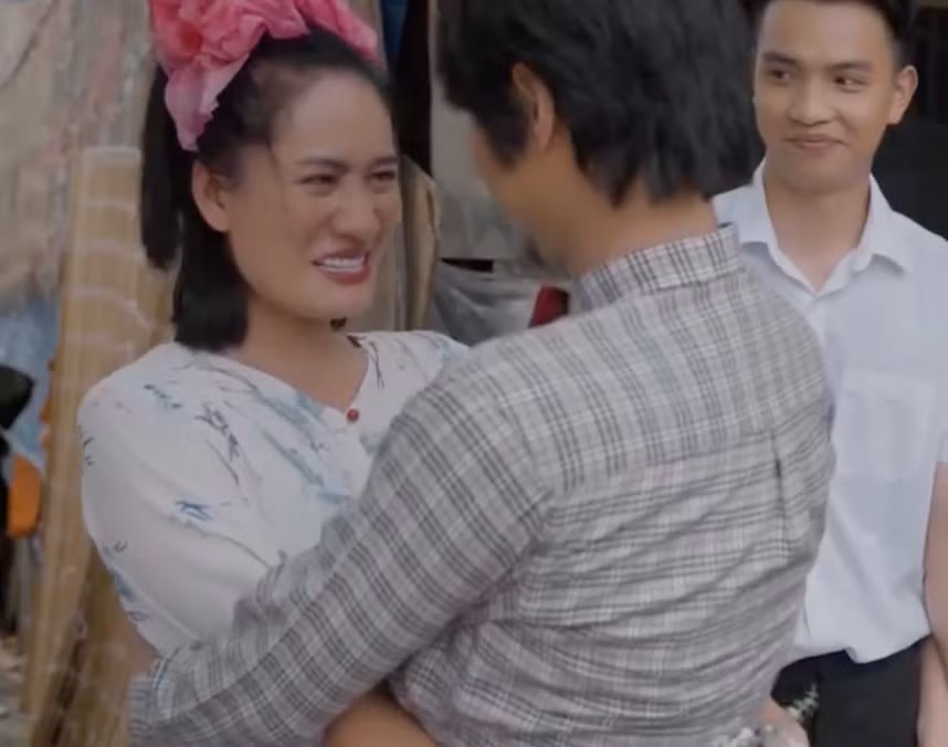 Điền (Tô Dũng) cầu hôn Bình (MInh Cúc) trong hôn lễ của Lưu (NSƯT Hoàng Hải) và Luyến (Thanh Hương). Ảnh: CMH.