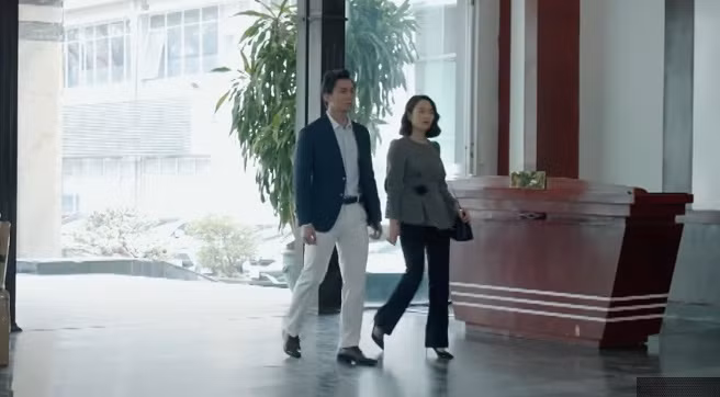Phương (Việt Hoa) và Gia An (Lãnh Thanh) vào khách sạn vì theo dấu một cô gái. Ảnh: CMH. Phương (Việt Hoa) và Gia An (Lãnh Thanh) vào khách sạn vì theo dấu một cô gái. Ảnh: CMH.