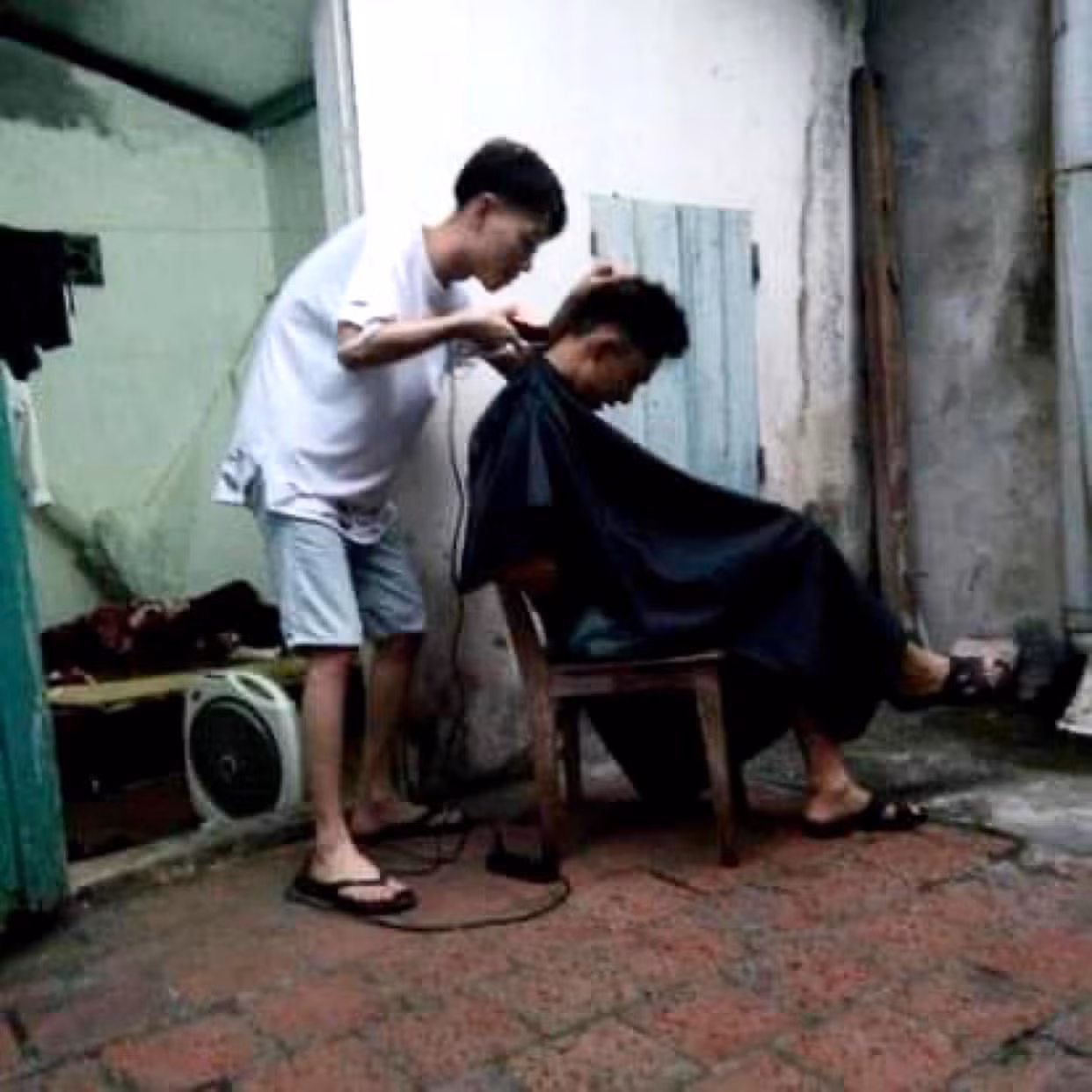 Nghề cắt tóc trở thành nguồn thu và nuôi dưỡng đam mê âm nhạc của Double2T.