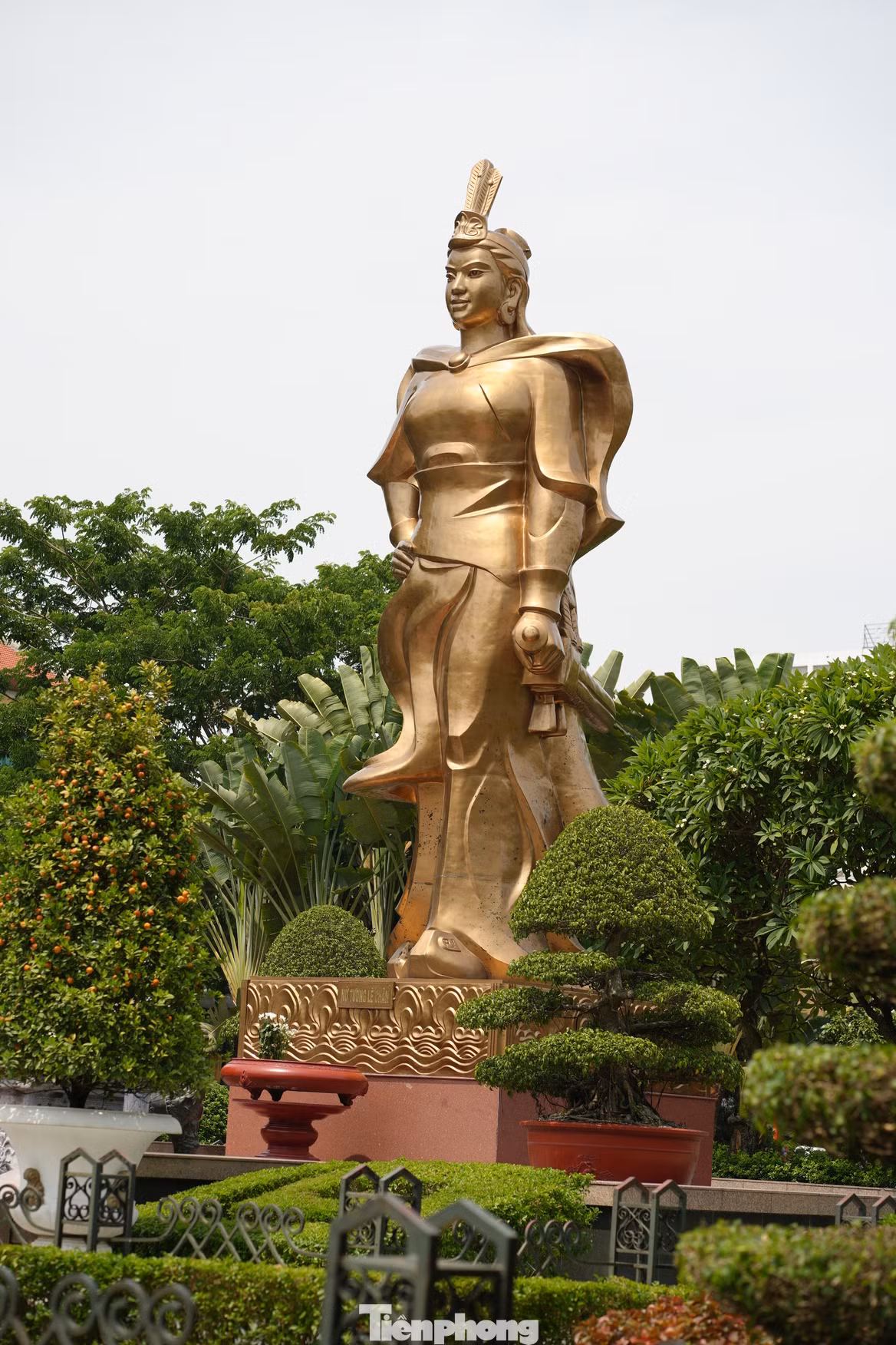 Lê Chân vốn người làng An Biên, huyện Đông Triều, phủ Kinh Môn, xứ Hải Dương. Khi Hai Bà Trưng dấy binh khởi nghĩa, Lê Chân cùng nghĩa quân lập được nhiều chiến công vang dội. Sau này Mã Viện đem thêm lực lượng tới tấn công, nghĩa quân không thể bảo toàn được lực lượng, bà đã phải tuẫn tiết để bảo toàn danh dự. Sau khi bà tuẫn tiết, nhân dân An Biên (phường An Biên, quận Lê Chân ngày nay) dựng đền thờ ở xứ Đồng Mạ (khu vực đền Nghè bây giờ).