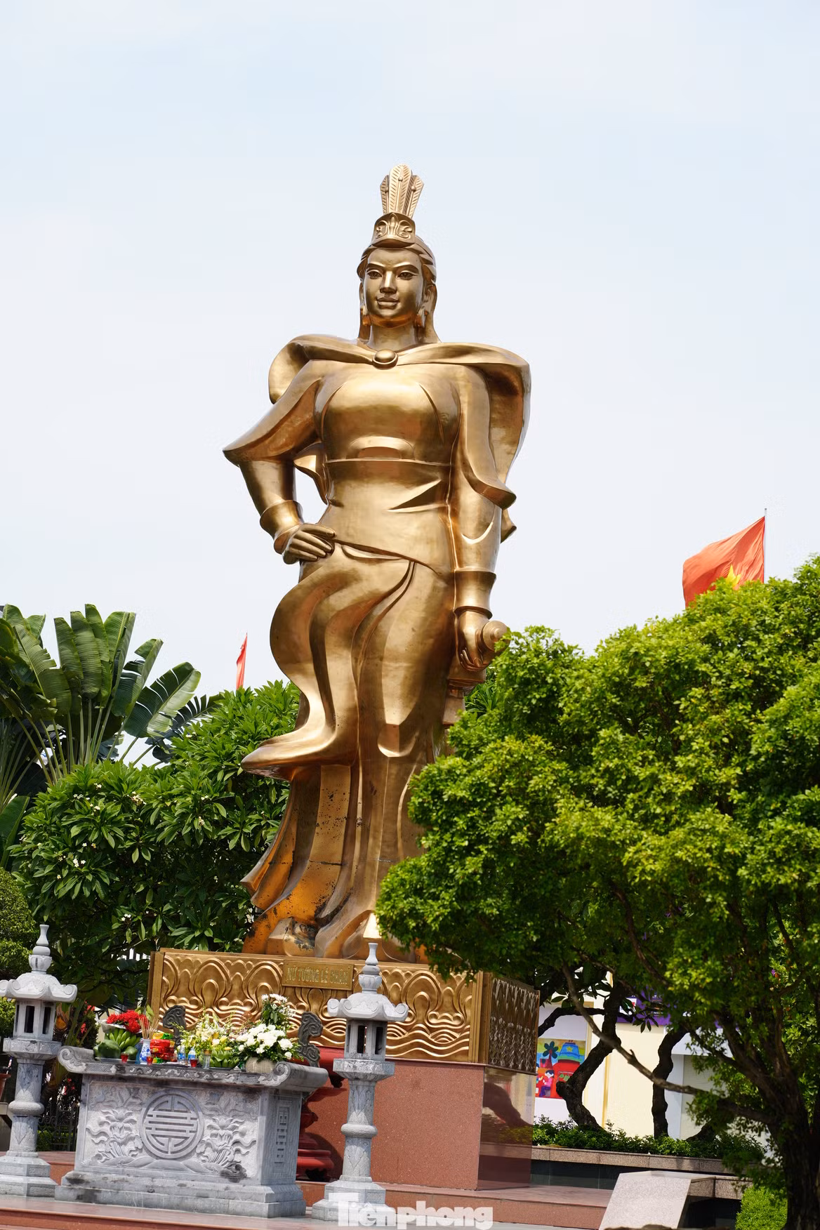 Lê Chân vốn người làng An Biên, huyện Đông Triều, phủ Kinh Môn, xứ Hải Dương. Khi Hai Bà Trưng dấy binh khởi nghĩa, Lê Chân cùng nghĩa quân lập được nhiều chiến công vang dội. Sau này Mã Viện đem thêm lực lượng tới tấn công, nghĩa quân không thể bảo toàn được lực lượng, bà đã phải tuẫn tiết để bảo toàn danh dự. Sau khi bà tuẫn tiết, nhân dân An Biên (phường An Biên, quận Lê Chân ngày nay) dựng đền thờ ở xứ Đồng Mạ (khu vực đền Nghè bây giờ).