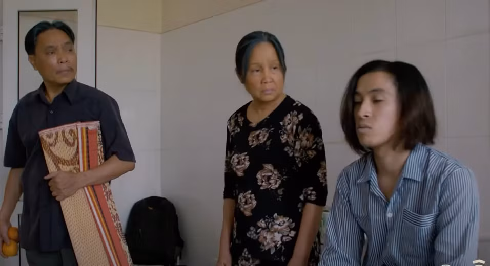 Bát (Tuấn Anh) lên tiếng bênh vực bà Tình (NSƯT Thanh Quý). Ảnh: CMH.