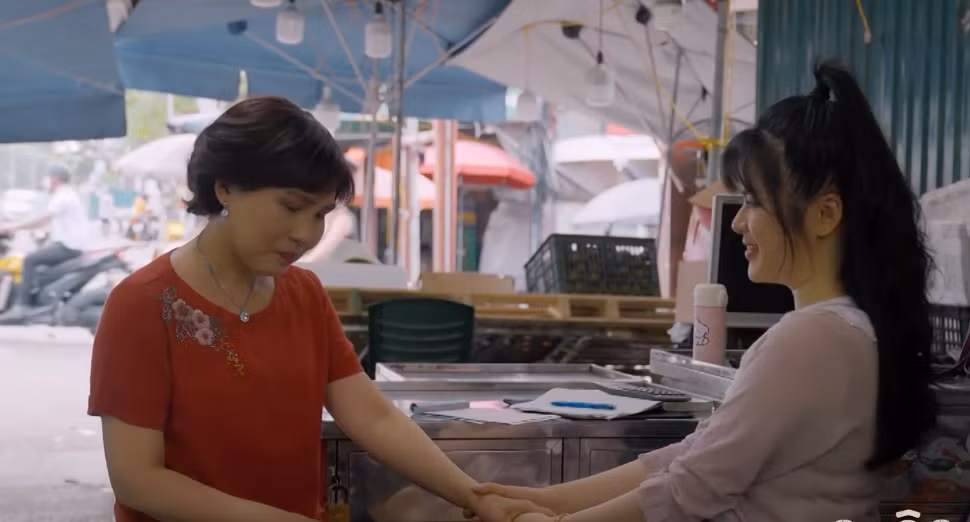 Bà Hòa (Anh Thơ) nhận ra Thạch (Việt Hoàng) là chàng trai chăm chỉ, có trách nhiệm với gia đình. Ảnh: CMH.