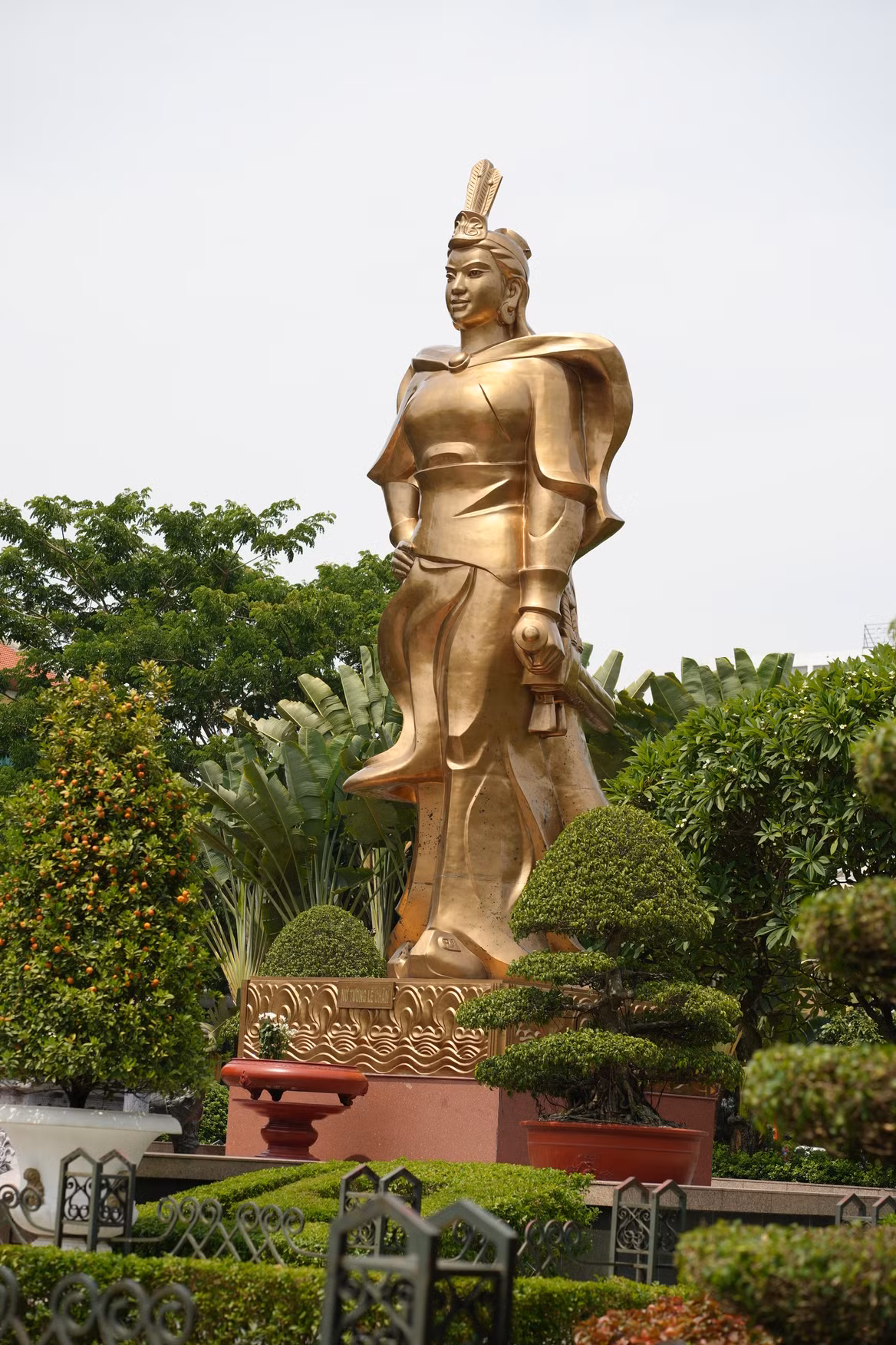 Lê Chân vốn người làng An Biên, huyện Đông Triều, phủ Kinh Môn, xứ Hải Dương. Khi Hai Bà Trưng dấy binh khởi nghĩa, Lê Chân cùng nghĩa quân lập được nhiều chiến công vang dội. Sau này Mã Viện đem thêm lực lượng tới tấn công, nghĩa quân không thể bảo toàn được lực lượng, bà đã phải tuẫn tiết để bảo toàn danh dự. Sau khi bà tuẫn tiết, nhân dân An Biên (phường An Biên, quận Lê Chân ngày nay) dựng đền thờ ở xứ Đồng Mạ (khu vực đền Nghè bây giờ).