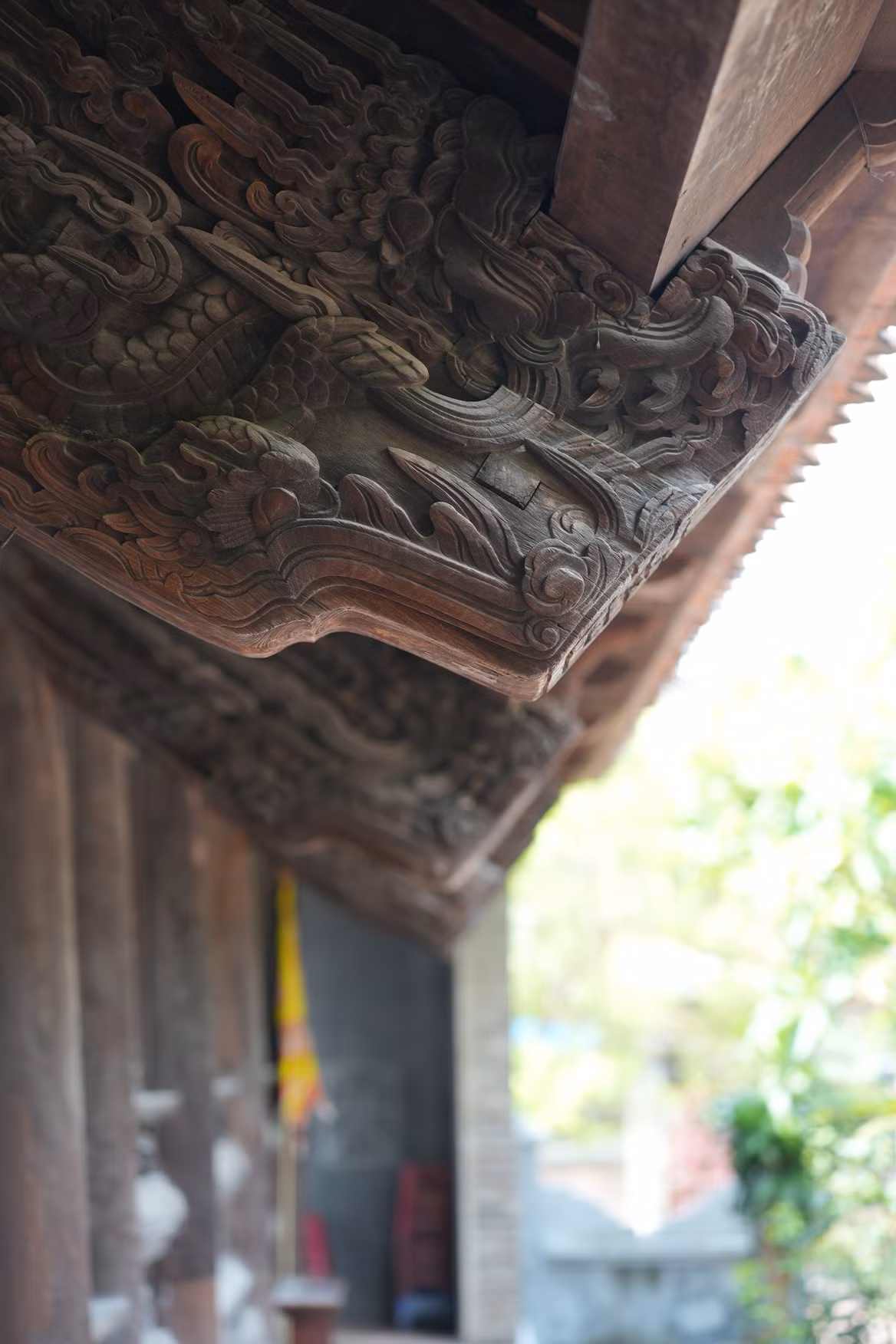 Tòa đại đình là phần kiến trúc trọng yếu nhất của ngôi đình, có quy mô bề thế gồm 7 gian, mái lợp ngói mũi hài, đầu đạo cong vút. Nét đặc sắc, độc đáo của tòa đại đình là các mảng trang trí chạm khắc cầu kỳ, tinh xảo như chạm bong hình, chạm nổi, chạm thủng trên các xà, cột, câu đầu, bảy hiên, cốn... tạo nên không gian nhiều tầng, nhiều lớp, một thế giới điêu khắc sống động với nhiều đề tài phong phú, đa dạng như rồng, mây, hoa lá, kỳ lân, phượng...