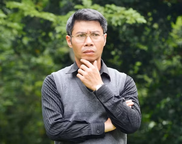 Ông Lâm (NSND Công Lý) luôn che chở, chăm sóc cho các con từ những điều nhỏ nhặt nhất.