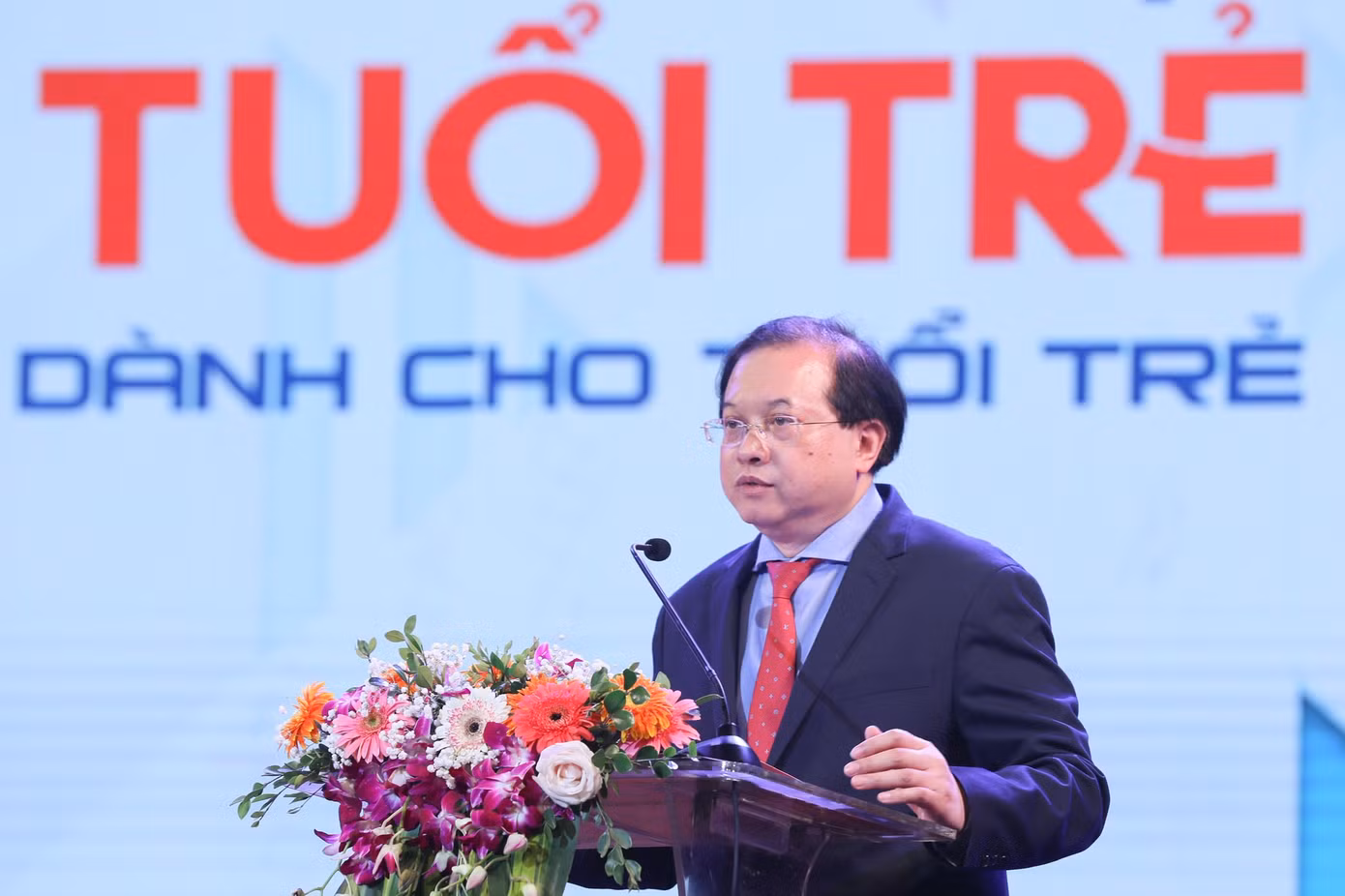 Thứ trưởng Bộ VHTTDL Tạ Quang Đông biểu dương sự cố gắng, nỗ lực của các thế hệ lãnh đạo, cán bộ công nhân viên trong quá trình xây dựng và phát triển Nhà hát Tuổi trẻ. Ảnh: QUANG VINH.