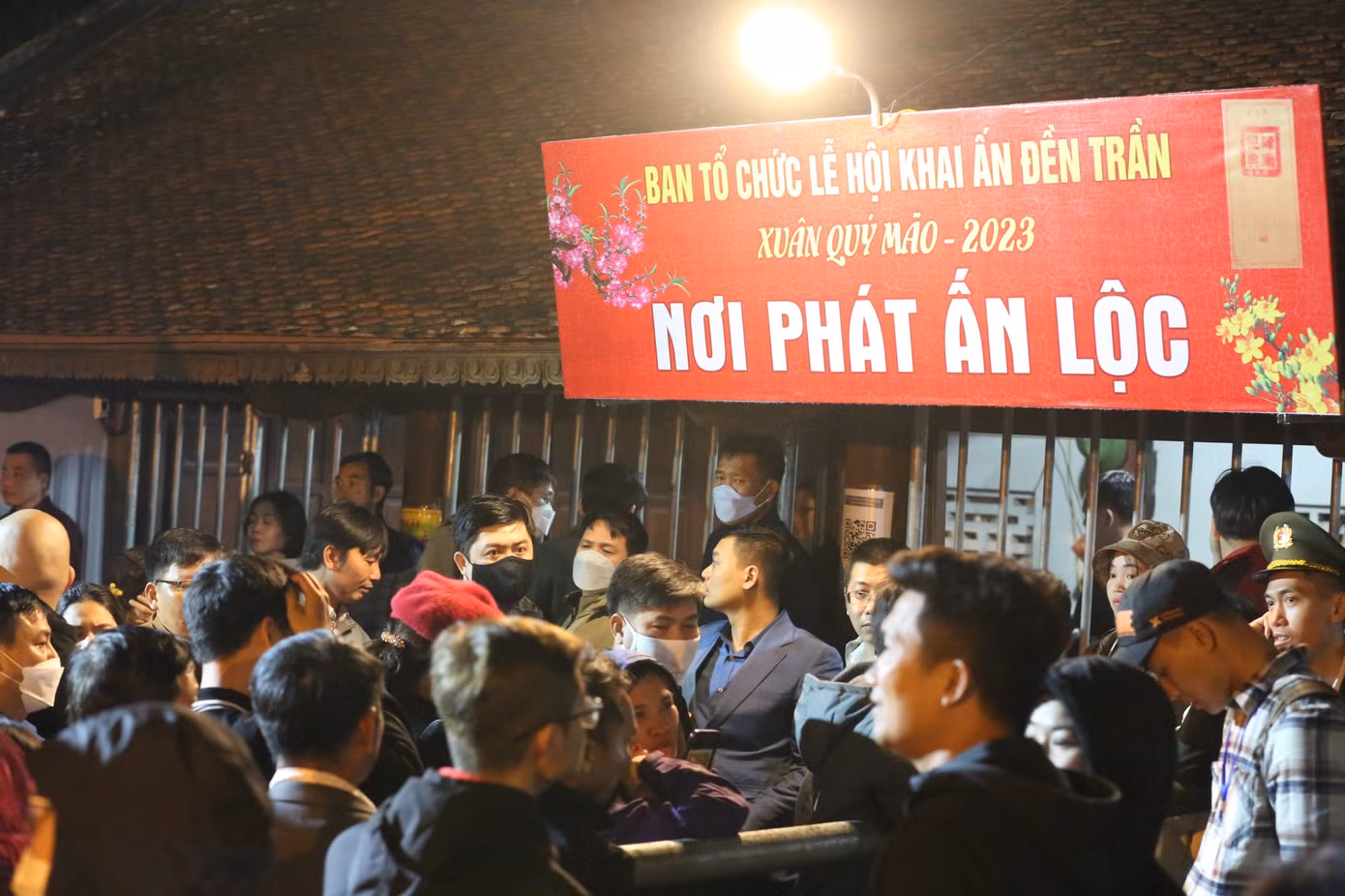 Theo truyền thuyết, người xin được lộc ấn mang về treo tại đền, phủ, từ đường hay tại gia có ý nghĩa trừ ma quỷ, hóa giải rủi ro và điều xấu, thu hút may mắn và thuận lợi trong đường công danh, sự nghiệp. Ảnh: TRỌNG TÀI.