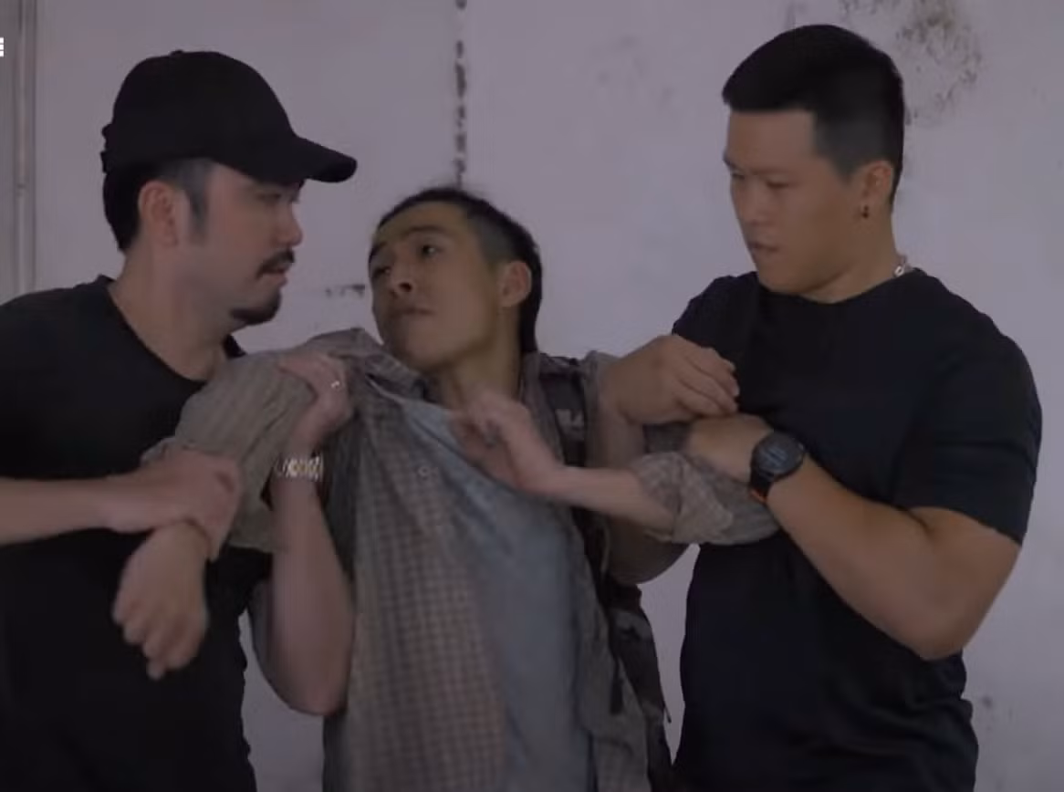 Bát (Tuấn Anh) bị người của đường dây bán thận bắt đi. Ảnh: CMH. Bát (Tuấn Anh) bị người của đường dây bán thận bắt đi. Ảnh: CMH.
