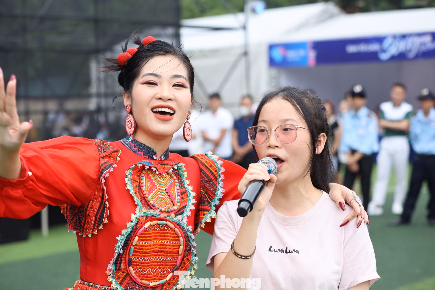 Không chỉ mang đến những tiết mục giàu sắc màu, vui vẻ mang đậm chất truyền thống và hiện đại, Hà Myo trực tiếp giao lưu với khán giả, sinh viên Thủ đô. Với mong muốn quảng bá, giới thiệu rộng rãi nghệ thuật hát xẩm, Gương mặt trẻ tiêu biểu năm 2022 hướng dẫn nhiều bạn sinh viên hát theo ca khúc Xẩm Hà Nội. Nguyễn Thị Ngọc Ánh (SV trường ĐH Sư phạm Hà Nội) gây bất ngờ khi thực hiện thử thách hát Xẩm Hà Nội của Hà Myo. Hà Myo còn rủ được Hồng Mến - sinh viên trường ĐH GTVT - thử vài câu xẩm.