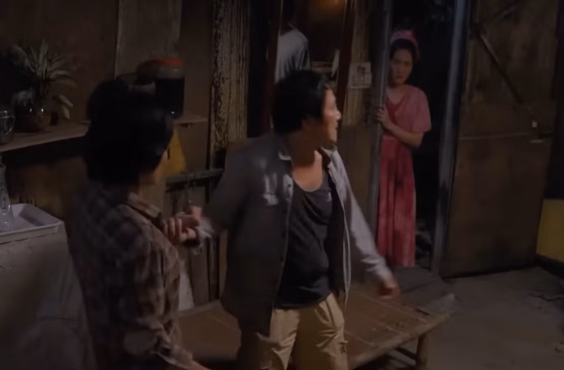 Lưu (NSƯT Hoàng Hải) "mượn rượu tỏ tình" với Luyến (Thanh Hương). Ảnh: CMH. Lưu (NSƯT Hoàng Hải) "mượn rượu tỏ tình" với Luyến (Thanh Hương). Ảnh: CMH.