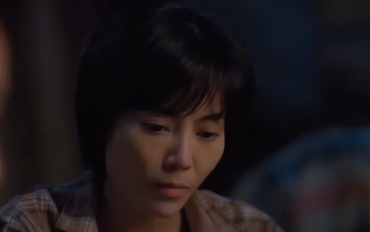 Trong bữa ăn, Luyến (Thanh Hương) liên tục khen ngợi Bình (Minh Cúc). Ảnh: CMH. Trong bữa ăn, Luyến (Thanh Hương) liên tục khen ngợi Bình (Minh Cúc). Ảnh: CMH.