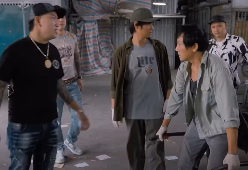 Hai bố con Lưu (Hoàng Hải) sống sót trở về nhưng số nợ vẫn còn đó và không ngừng tăng lên. Ảnh: CMH. Hai bố con Lưu (Hoàng Hải) sống sót trở về nhưng số nợ vẫn còn đó và không ngừng tăng lên. Ảnh: CMH.