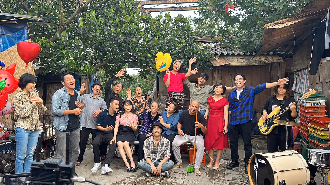 Dàn diễn viên chụp ảnh kỷ niệm cho MV ca nhạc kết phim.