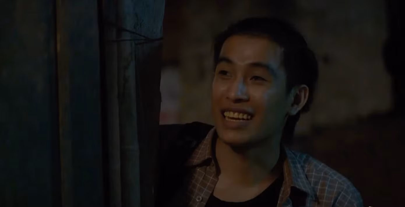 Bát (Anh Tuấn) tiếp tục đến làm phiền bà Tình (NSƯT Thanh Quý). Ảnh: CMH. Bát (Anh Tuấn) tiếp tục đến làm phiền bà Tình (NSƯT Thanh Quý). Ảnh: CMH.