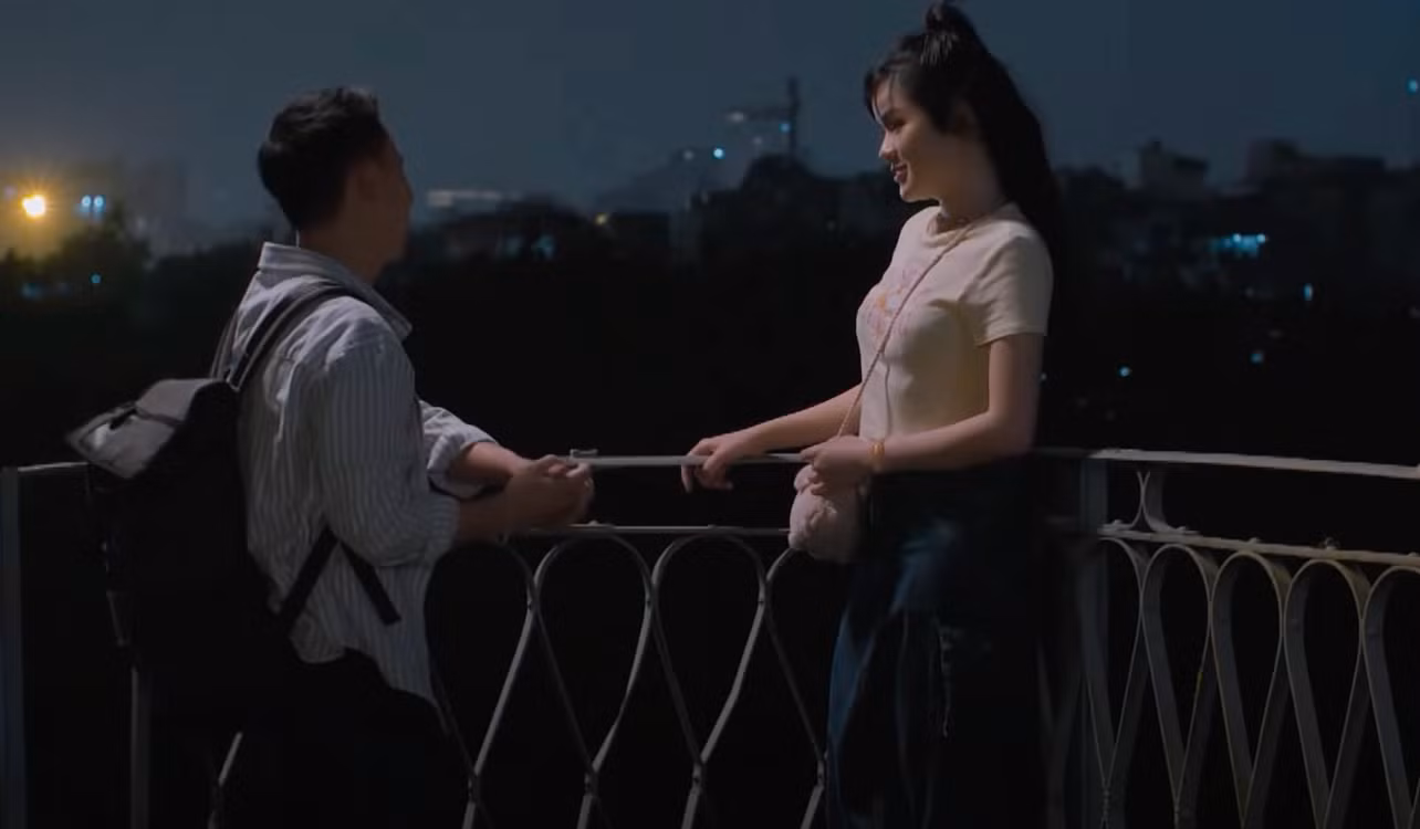 Thạch (Việt Hoàng) kể với Nga (Hà Đan) những kỷ niệm thời thơ ấu của mình với bố ở xóm trọ gầm cầu. Ảnh: CMH. Thạch (Việt Hoàng) kể với Nga (Hà Đan) những kỷ niệm thời thơ ấu của mình với bố ở xóm trọ gầm cầu. Ảnh: CMH.