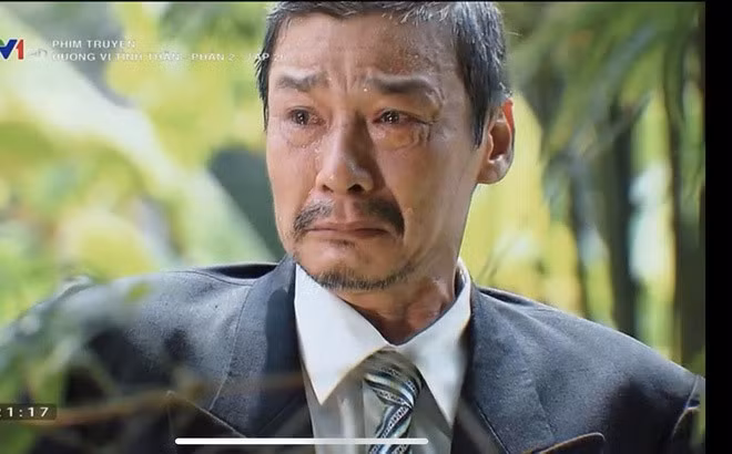 Ông Sinh (NSƯT Võ Hoài Nam) chỉ biết ngậm ngùi đứng từ xa nhìn con gái làm lễ cưới.