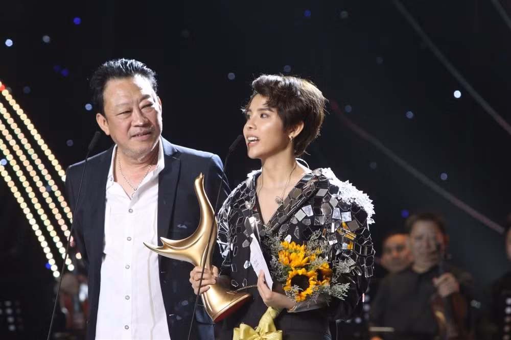 Vũ Cát Tường được vinh danh Nhạc sĩ của năm tại giải Cống hiến năm 2019. Vũ Cát Tường được vinh danh Nhạc sĩ của năm tại giải Cống hiến năm 2019.