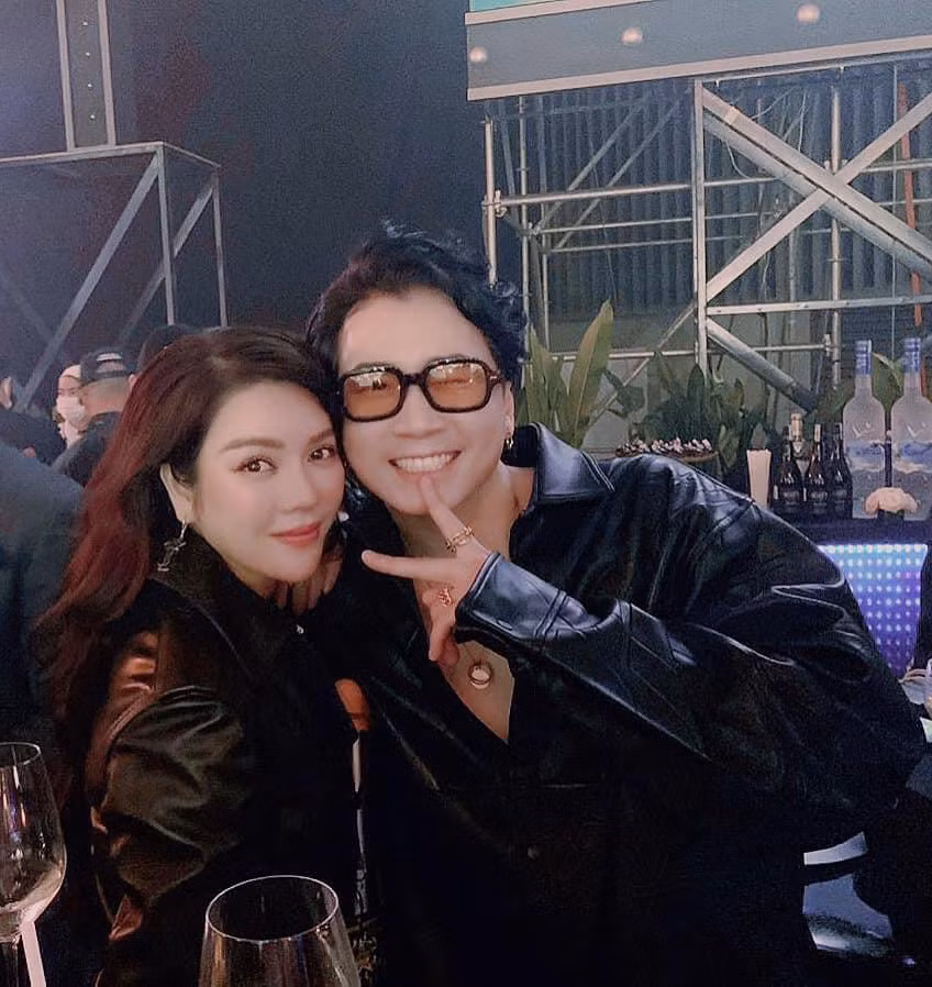 Lý Nhã Kỳ kề bên Karik "quẩy tưng bừng" tại Rap Việt.