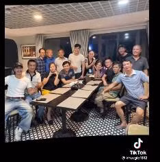Phương Oanh nghẹn ngào khi xem những kỉ niệm của đoàn phim. Phương Oanh nghẹn ngào khi xem những kỉ niệm của đoàn phim.