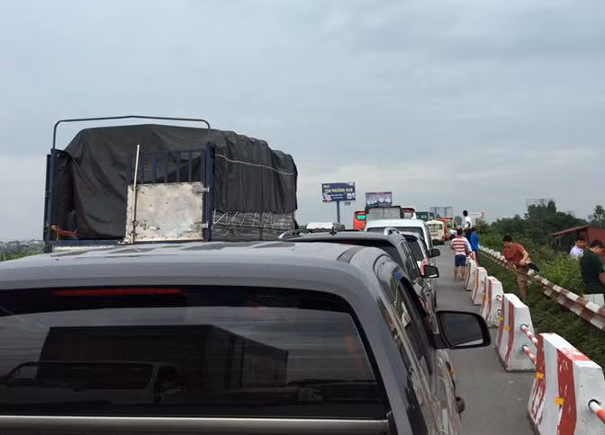 Xe đầu kéo gặp nạn, cao tốc Pháp Vân ùn tắc kinh hoàng ảnh 1