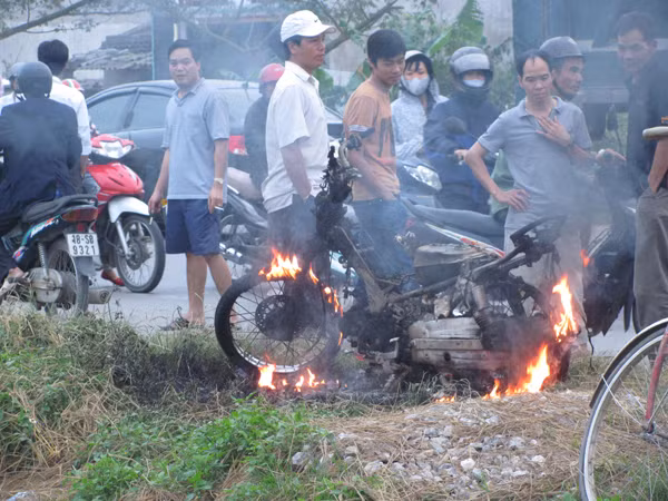 Xe của cẩu tặc bị đốt thành than