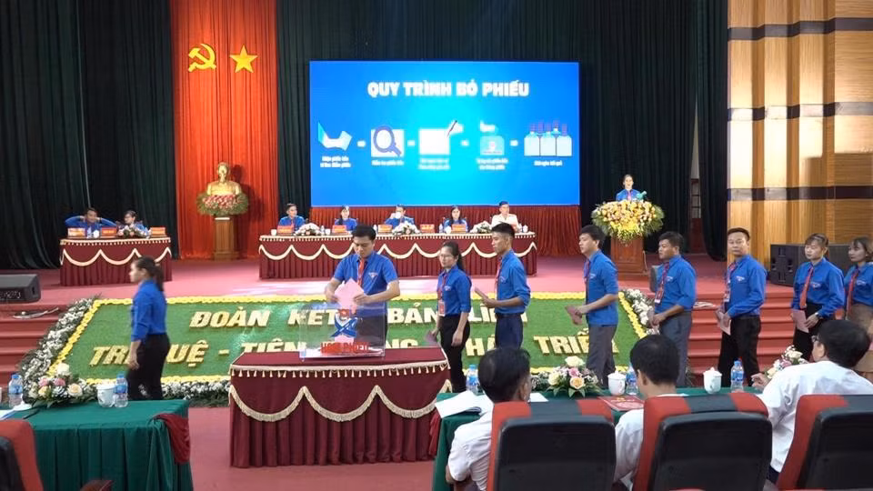 Các đại biểu bỏ phiếu bầu tại đại hội Các đại biểu bỏ phiếu bầu tại đại hội