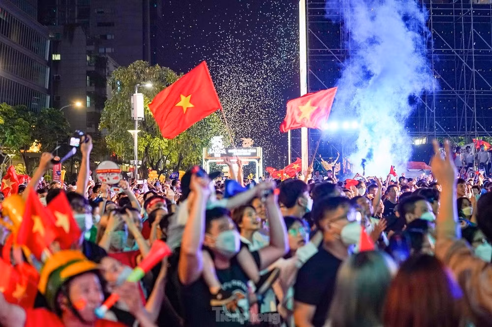 Người hâm mộ TPHCM cổ vũ đội tuyển U23 Việt Nam tại phố đi bộ Nguyễn Huệ vào tối 19/5/2022. Ảnh: Phạm Nguyễn