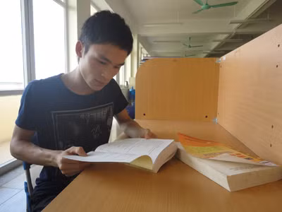 Lê Văn Chiến tại thư viện Trường Đại học Đại Nam . Ảnh: K.N