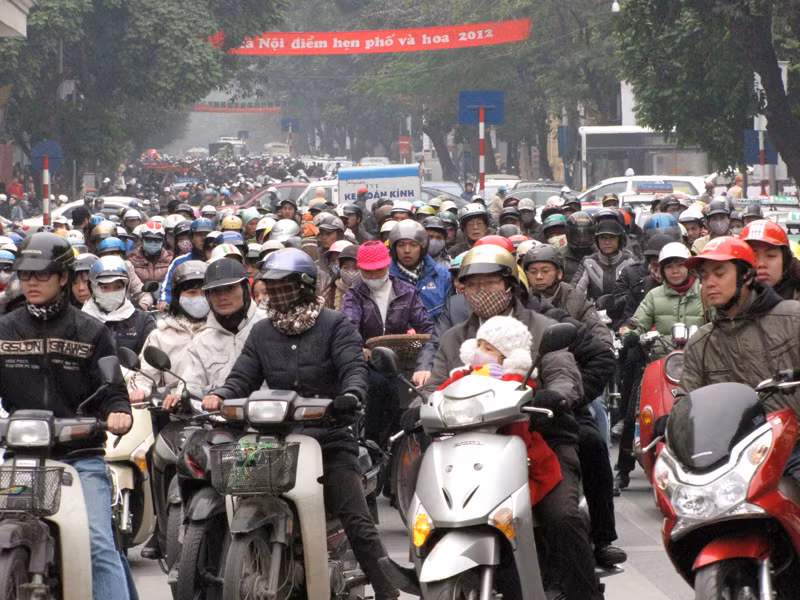 Từ 8h sáng, lượng người đổ về khu vực Hồ Gươm đã đông nghịt