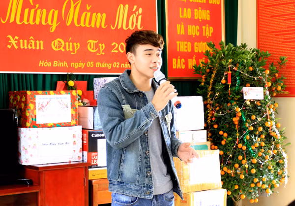 ...ca sĩ Đông Hùng hát và giao lưu với các chiến sỹ