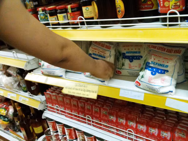 Đường trong nước đang cao hơn giá đường thế giới khoảng 30%, trong khi doanh nghiệp vẫn khó mua. Ảnh: Ánh Dương