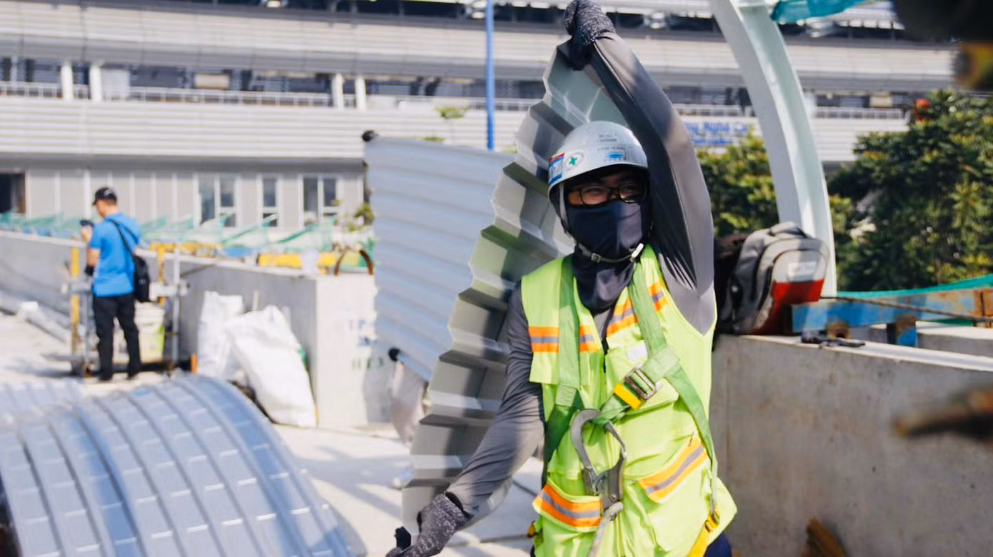Hiện nay, bên cạnh việc đẩy nhanh công tác di dời hạ tầng kỹ thuật để thi công đồng bộ kết cấu phần dưới (cọc khoan nhồi, trụ, đài cọc), Ban Quản lý Đường sắt đô thị đã phối hợp Tổng thầu EPC của gói thầu số 2 là Liên danh SCC tiến hành lắp đặt kết cấu phần trên (bao gồm: dầm bê tông cốt thép, dự ứng lực; kết cấu mái vòm thép; tấm lợp mái; hệ thống cơ điện và bảng hiệu,….) tại các ga Khu công nghệ cao và ga Bình Thái. Ảnh: MAUR