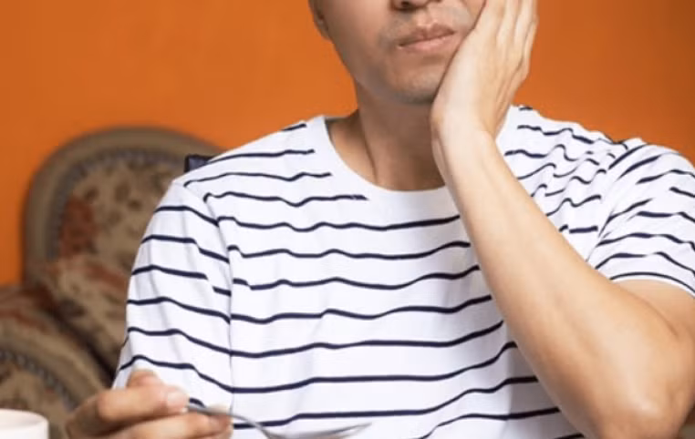 Nhiều người bị sâu răng nhưng không điều trị đúng cách mà chỉ uống thuốc giảm đau. Ảnh minh họa: TCD.