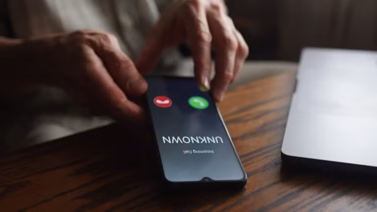 Tốt nhất là KHÔNG nghe cuộc gọi từ số điện thoại lạ, trừ phi có lý do để làm việc đó (ví dụ đang chờ hàng được ship đến). Ảnh minh họa: Getty Images.