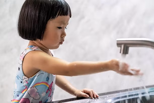 Rửa tay với xà phòng trước khi ăn, sau khi ở bên ngoài về là cách phòng bệnh hiệu quả. Ảnh minh họa: iStock.