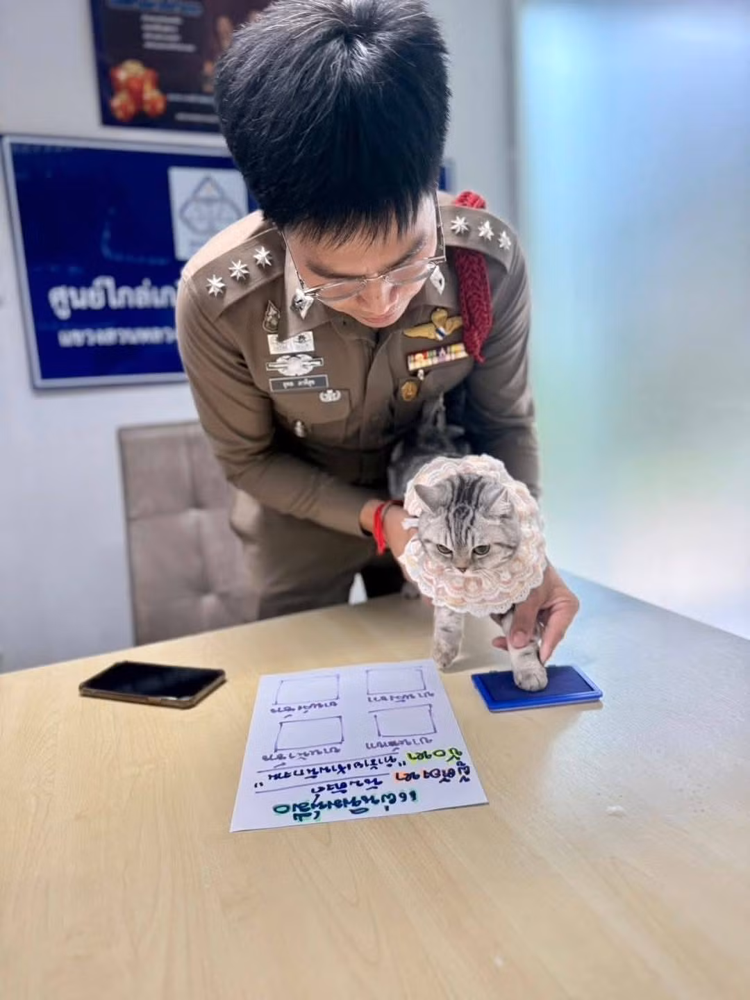 Mời "ký" vào biên bản. Ảnh: Khaosod. Mời "ký" vào biên bản. Ảnh: Khaosod.