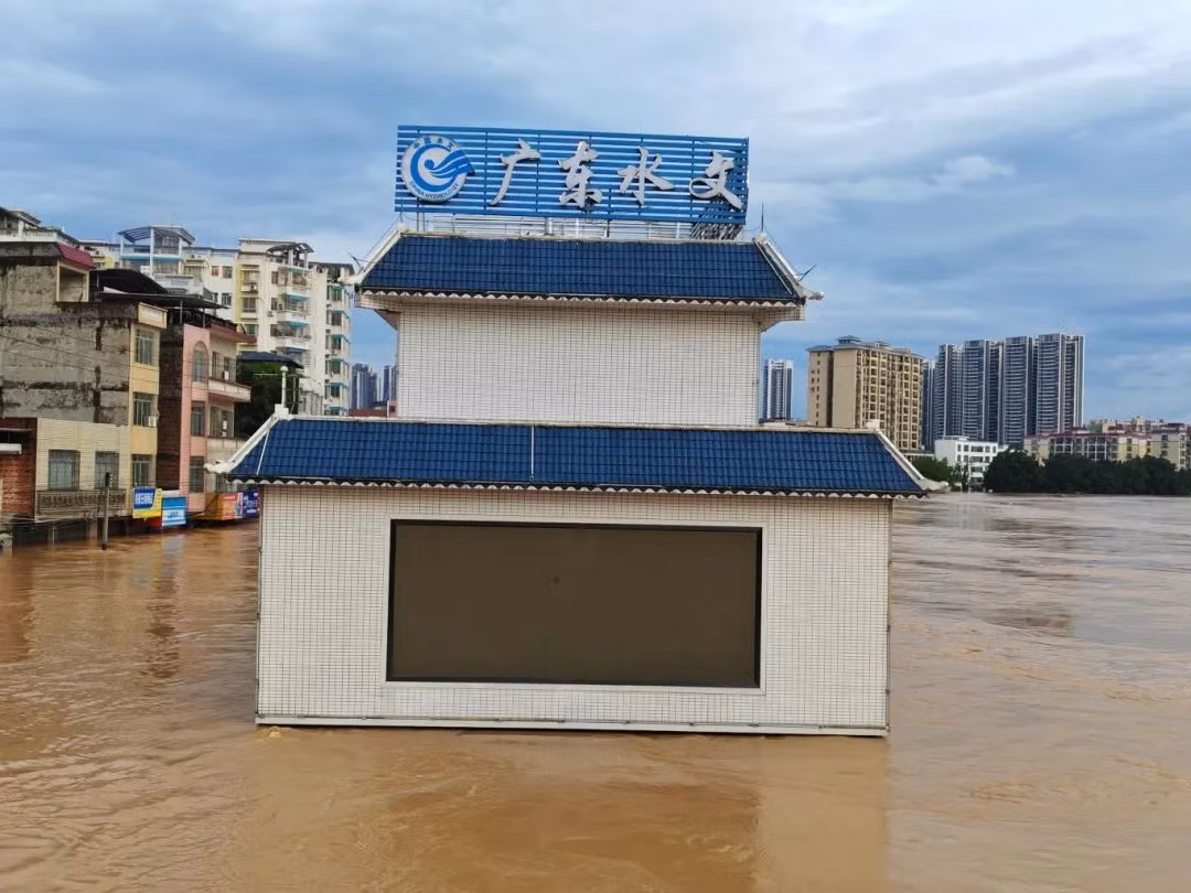 Một trạm thủy văn ở tỉnh Quảng Đông trong đợt lụt. Ảnh: Zhaoqing WeChat/ Global Times. Một trạm thủy văn ở tỉnh Quảng Đông trong đợt lụt. Ảnh: Zhaoqing WeChat/ Global Times.