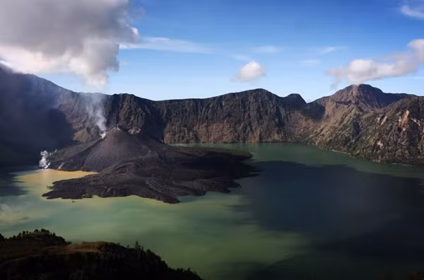 Núi Rinjani trong một lần phun trào năm 2009. Ảnh: Ulet Ifansasti/ Getty Images. Núi Rinjani trong một lần phun trào năm 2009. Ảnh: Ulet Ifansasti/ Getty Images.
