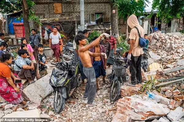 Người dân Myanmar gặp rất nhiều khó khăn sau thảm họa động đất nhưng đã cố gắng hỗ trợ nhau. Ảnh: Anadolu via Getty Images.