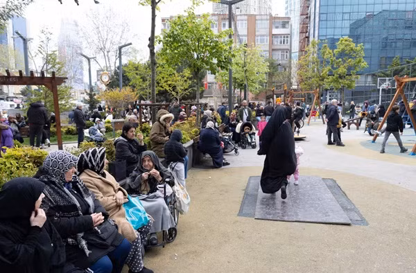 Người dân Istanbul tập trung ở công viên sau động đất. Ảnh: Tolga Bozoğlu/ EPA.