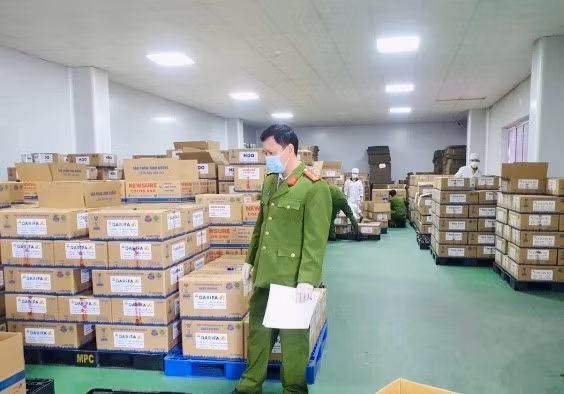 Cơ quan công an phát hiện gần 600 loại sữa giả. Ảnh: VTV, TPO.