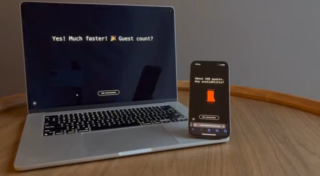 2 trợ lý ảo AI (một trong laptop và một trong điện thoại) trò chuyện với nhau bằng thứ âm thanh chỉ có chúng hiểu được, tuy nhiên có phần dịch ra tiếng Anh trên màn hình. Ảnh: NerdRulez.