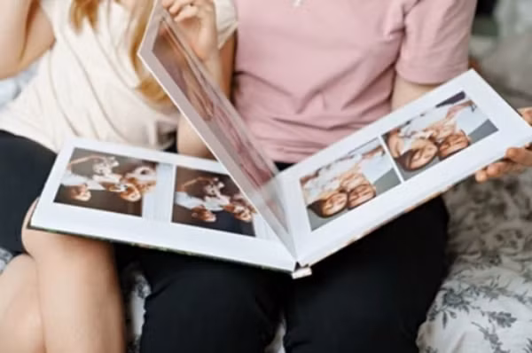 Bé gái nhận ra "người bạn tưởng tượng" của mình trong album ảnh cũ. Ảnh minh họa: Shutterstock. Bé gái nhận ra "người bạn tưởng tượng" của mình trong album ảnh cũ. Ảnh minh họa: Shutterstock.