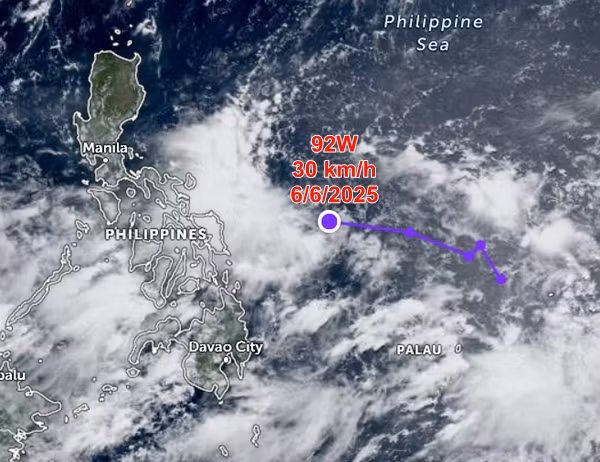 Vị trí hiện tại của vùng áp thấp 92W. Ảnh: Zoom Earth, JMA/ NOAA/ CIRA.