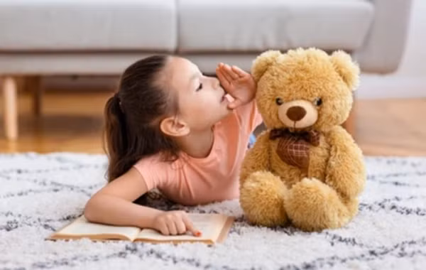 Việc trẻ em có "người bạn tưởng tượng", hoặc coi thú bông, đồ chơi là bạn nói chung là bình thường. Ảnh minh họa: Shutterstock. Việc trẻ em có "người bạn tưởng tượng", hoặc coi thú bông, đồ chơi là bạn nói chung là bình thường. Ảnh minh họa: Shutterstock.